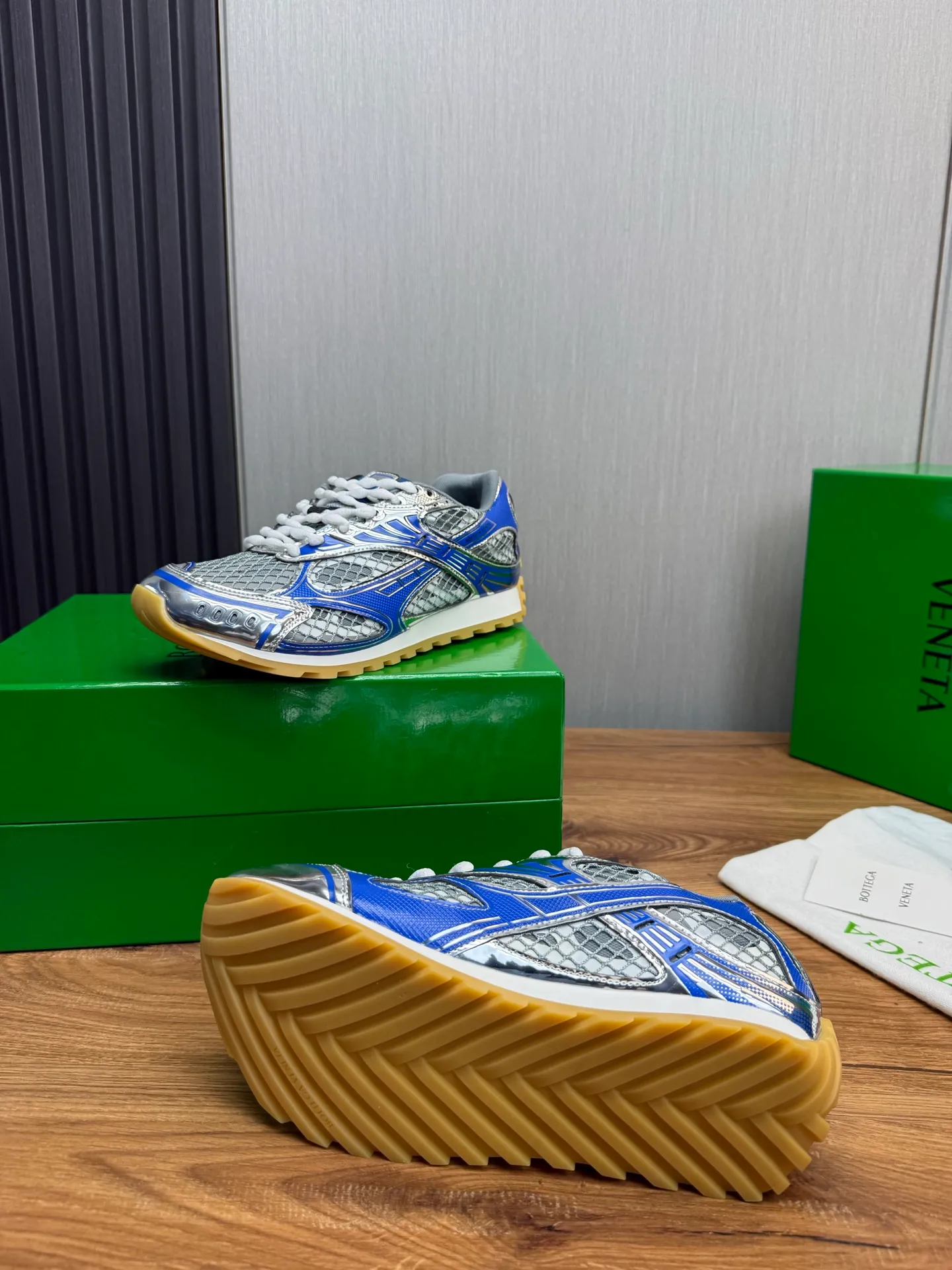 Men's men's shoes 💰620💰 BV top version 𝘽𝙊𝙏𝙏𝙀𝙂𝘼 𝙑𝙀𝙉𝙀𝙏𝘼 Orbit sneakers Wang Yibo same style couple style dad shoes 🩷💚 Runner sneakers, made of lightweight technical mesh fabric. Features a geometric patterned rubber outsole. Pay attention to the package craftsmanship ❕ High version shipping ❗️ Very nice, durable to play with and durable to make ✔️ Standard version 💯💯 The outsole is made of color-blocked TPU outsole. Women’s model 35-41 (40 41 customized) Men’s model 39-46 (45.46 customized) Equipped with original packaging